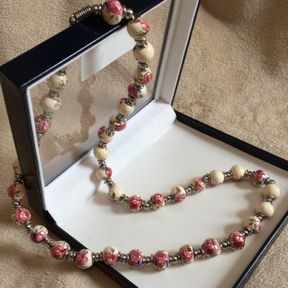 PORCELAIN BEADED NECKLACE with ROSE FLORAL DESIGN